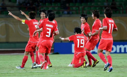 3일 새벽(한국시각) 이집트 수에즈 무바라크 스타디움에서 열린 2009 국제축구연맹(FIFA) 20세 이하(U-20) 월드컵 C조 3차전 대한민국-미국 경기,  한국 김보경이 두번째골을 넣은 후 바이올린을 연주하는 세리머니를 펼치고 있다. 