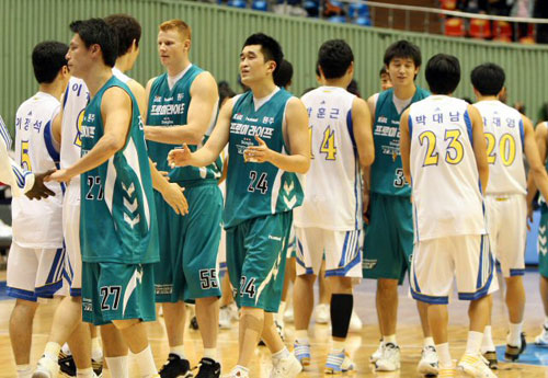 4일 오후 서울 잠실실내체육관에서 벌어진 2009-2010 프로농구 시범경기 서울 삼성-원주 동부 경기. 동부 선수들이 87-86 승리를 거둔 뒤 삼성 선수들과 인사를 나누고 있다. 