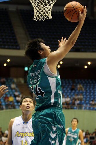 4일 오후 서울 잠실실내체육관에서 벌어진 2009-2010 프로농구 시범경기 원주 동부-서울 삼성 경기. 동부 김명훈이 리버스 레이업 슛에 성공하고 있다. 