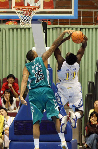  4일 오후 서울 잠실실내체육관에서 벌어진 2009-2010 프로농구 시범경기 서울 삼성-원주 동부 경기. 삼성 레더의 슛이 동부 챈들러의 수비에 가로막히고 있다. 