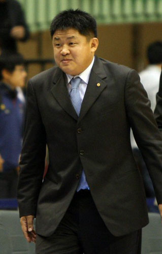  4일 오후 서울 잠실실내체육관에서 벌어진 2009-2010 프로농구 시범경기 서울 삼성-원주 동부 경기. 경기 내내 굳은 표정을 짓던 동부 강동희 감독이 87-86 승리를 거둔 뒤 웃음 짓고 있다. 