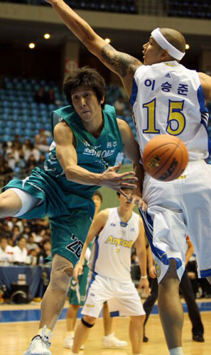4일 오후 서울 잠실실내체육관에서 벌어진 2009-2010 프로농구 시범경기 원주 동부-서울 삼성 경기. 동부 박지현이 삼성 이승준의 수비를 피해 공을 돌리고 있다. 