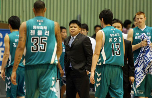4일 오후 서울 잠실실내체육관에서 벌어진 2009-2010 프로농구 시범경기 원주 동부-서울 삼성 경기. 동부 강동희 감독이 2쿼터 작전 타임 때 들어오는 선수들을 바라보고 있다. 