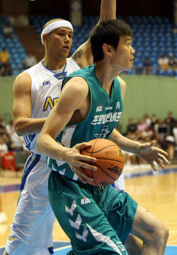  4일 오후 서울 잠실실내체육관에서 벌어진 2009-2010 프로농구 시범경기 원주 동부-서울 삼성 경기. 삼성 이승준이 동부 김주성을 밀착 마크하고 있다. 