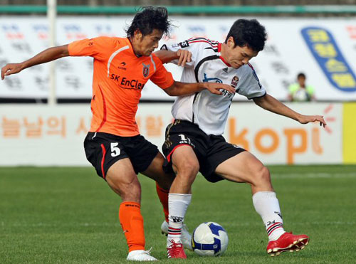 4일 오후 제주종합운동장에서 열린 K리그 제주유나이티드와 FC서울의 경기에서 제주 이상호와 서울 김승용이 공을 다투고 있다. 