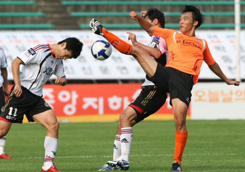 4일 오후 제주종합운동장에서 열린 K리그 제주유나이티드와 FC서울의 경기에서 제주 김인호와 서울 김승용이 공을 다투고 있다. 