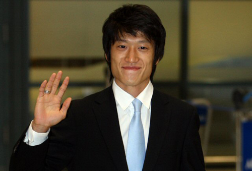  최근 3경기 연속 공격포인트를 기록하며 영국무대에 빠르게 적응 중인 이청용(볼턴 원더러스)이 세네갈과의 평가전을 위해 5일 인천공항을 통해 입국했다. 오는 17일 맨유와의 원정경기도 앞두고 있어 박지성과의 맞대결도 관심을 끌었다. 