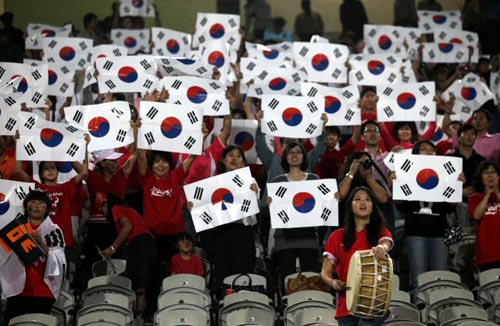 6일 새벽(한국시간) 이집트 카이로 스타디움에서 열린 2009 국제축구연맹(FIFA) 20세 이하(U-20) 월드컵 16강전 대한민국-파라과이 경기, 교민-원정 응원단이 각각 태극기를 든 채 열띤 응원전을 펼치고 있다. 