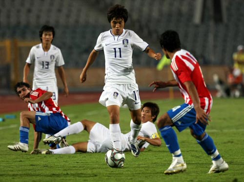 6일 새벽(한국시간) 이집트 카이로 스타디움에서 열린 2009 국제축구연맹(FIFA) 20세 이하(U-20) 월드컵 16강전 대한민국-파라과이 경기, 한국 서정진(가운데)이 파라과이 세자르 베니테즈를 앞에 두고 드리블을 하고 있다. 
