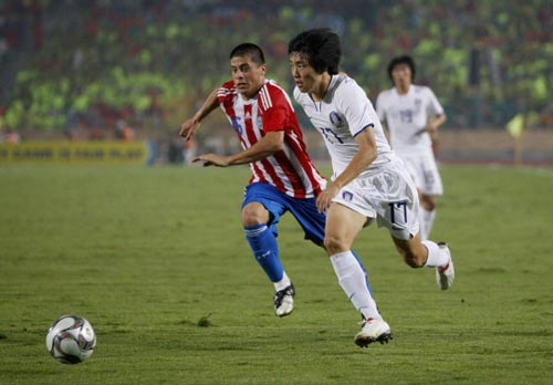 6일 새벽(한국시간) 이집트 카이로 스타디움에서 열린 2009 국제축구연맹(FIFA) 20세 이하(U-20) 월드컵 16강전 대한민국-파라과이 경기, 한국 윤석영이 드리블을 하고 있다. 