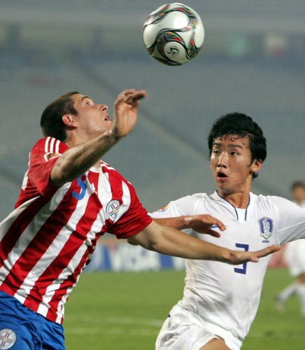 6일 새벽(한국시간) 이집트 카이로 스타디움에서 열린 2009 국제축구연맹(FIFA) 20세 이하(U-20) 월드컵 16강전 대한민국-파라과이 경기, 한국 김민우(오른쪽)와 파라과이 프란시스코 실바가 볼다툼을 벌이고 있다. 