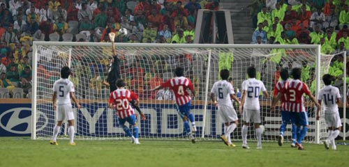 6일 새벽(한국시간) 이집트 카이로 스타디움에서 열린 2009 국제축구연맹(FIFA) 20세 이하(U-20) 월드컵 16강전 대한민국-파라과이 경기, 한국 김승규 골키퍼가 공을 쳐내고 있다. 
