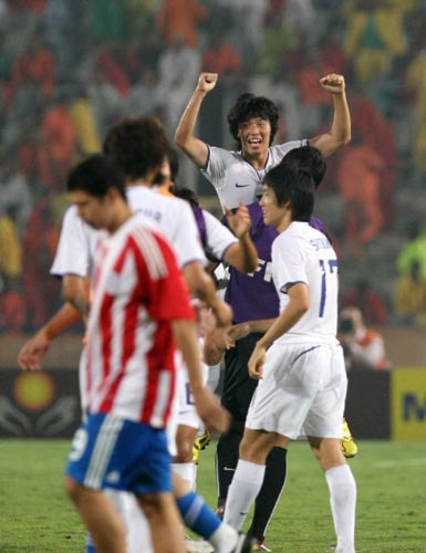 6일 새벽(한국시간) 이집트 카이로 스타디움에서 열린 2009 국제축구연맹(FIFA) 20세 이하(U-20) 월드컵 16강전 대한민국-파라과이 경기, 파라과이를 3대0으로 완파하고 8강 진출에 성공한 한국 선수들이 환호하고 있다. 