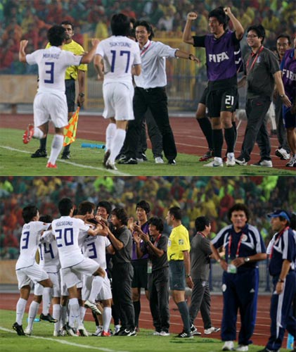 6일 새벽(한국시간) 이집트 카이로 스타디움에서 열린 2009 국제축구연맹(FIFA) 20세 이하(U-20) 월드컵 16강전 대한민국-파라과이 경기,  한국 김민우가 3번째 골을 넣고 나서 홍명보 감독에게 달려가고 있다.(사진 위)<br> 한국 선수들이 2번째 골을 넣고 환호하는 가운데 파라과이 감독이 침울한 표정을 짓고 있다.(사진 아래) 