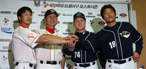 6일 오후 인천 문학구장에서 SK 김성근, 두산 김경문 감독과 양팀의 김동주, 김재현 선수가 2009 프로야구 플레이오프에서 선전을 다짐하며 서로 손을 맞잡고 있다. 