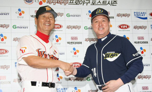  6일 오후 인천 문학구장에서 열린 2009 프로야구 플레이오프 미디어데이 행사에서 김성근 SK 감독과 김경문 두산 감독이 악수를 나누고 있다. 