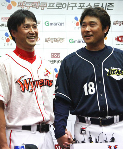  6일 오후 인천 문학구장에서 SK 김재현과 두산 김동주가 2009 프로야구 플레이오프에서 선전을 다짐하며 두 손을 맞잡고 있다. 