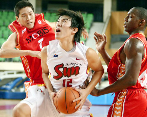 6일 대구실내체육관에서 열린 2009-2010 시즌 프로농구 시범경기 대구 오리온스-울산 모비스전에서 오리온스 허일영(12번)이 모비스 박종천(7번)과 던스톤의 사이에서 리바운드볼을 따내고 있다. 