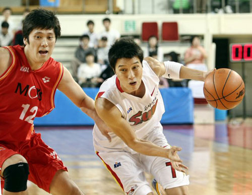  6일 대구실내체육관에서 열린 2009-2010 시즌 프로농구 시범경기 대구 오리온스-울산 모비스전에서 오리온스 정 훈(7번)이 모비스 함지훈(12번)의 마크를 받으며 드리블하고 있다. 