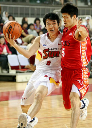 6일 대구실내체육관에서 열린 2009-2010 시즌 프로농구 시범경기 대구 오리온스-울산 모비스전에서 오리온스 윤병학(6번)이 모비스 하상윤(5번)의 마크를 받으며 드리블하고 있다. 