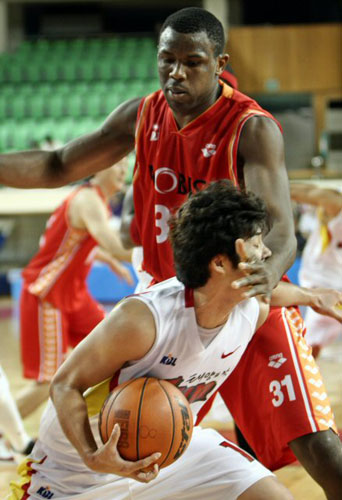 6일 대구실내체육관에서 열린 2009-2010 시즌 프로농구 시범경기 대구 오리온스-울산 모비스전에서 오리온스 정재홍(1번)이 골밑을 돌파하다 모비스 쿠소(31번)의 팔에 얼굴을 부딪치고 있다. 