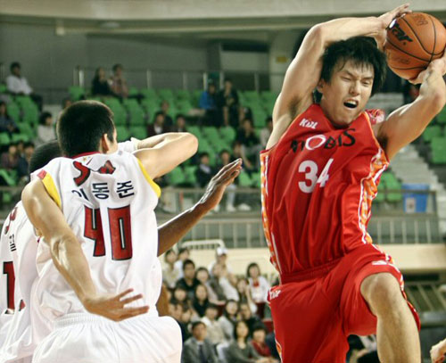  6일 대구실내체육관에서 열린 2009-2010 시즌 프로농구 시범경기 대구 오리온스-울산 모비스전에서 모비스 김효범(34번)이 오리온스 이동준(40번)을 따돌리며 리바운드볼을 차지하고 있다. 