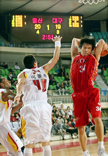  6일 대구실내체육관에서 열린 2009-2010 시즌 프로농구 시범경기 대구 오리온스-울산 모비스전에서 모비스 김효범(34번)이 오리온스 이동준(40번)을 따돌리며 리바운드볼을 차지하고 있다. 