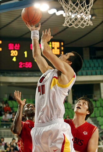  6일 대구실내체육관에서 열린 2009-2010 시즌 프로농구 시범경기 대구 오리온스-울산 모비스전에서 오리온스 이동준(40번)이 모비스 함지훈, 던스톤 등의 마크를 받으며 레이업 슛을 시도하고 있다. 