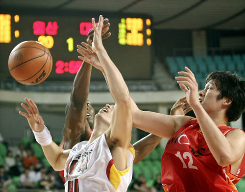 6일 대구실내체육관에서 열린 2009-2010 시즌 프로농구 시범경기 대구 오리온스-울산 모비스전에서 오리온스 이동준(40번)이 모비스 함지훈(12번), 던스톤 등과 리바운드볼으 다투고 있다. 