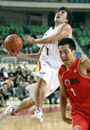 6일 대구실내체육관에서 열린 2009-2010 시즌 프로농구 시범경기 대구 오리온스-울산 모비스전에서 오리온스 정재홍(1번)이 모비스 김종근의 마크를 따돌리며 레이업 슛을 시도하고 있다. 