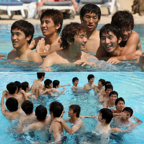 파라과이를 누르고 18년 만에 8강에 오른 홍명보호 U-20축구대표팀 선수들이 6일 오후(현지시각) 이집트 카이로 JW 메리어트호텔 숙소 내 수영장에서 수중 회복훈련을 하고 있다. 