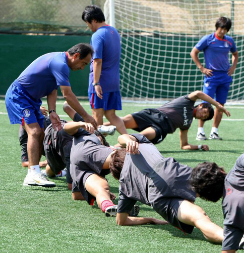 U-20축구대표팀 선수들이 6일 오후(현지시각) 이집트 카이로 JW 메리어트호텔 숙소 내 풋살구장에서 이케다 세이코 피지컬 트레이너의 지도로 8강 승리를 위한 회복훈련을 하고 있다. 