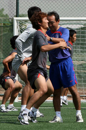 U-20축구대표팀 선수들이 6일 오후(현지시각) 이집트 카이로 JW 메리어트호텔 숙소 내 풋살구장에서 이케다 세이코 피지컬 트레이너의 지도로 8강 승리를 위한 회복훈련을 하고 있다. 