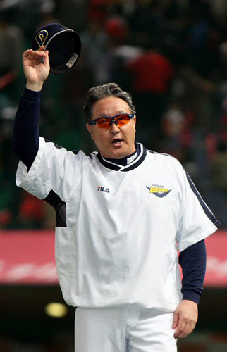 7일 오후 인천 문학구장에서 열린 2009프로야구 플레이오프 1차전 SK와 두산의 경기에서 3대2로 이긴 두산 김경문 감독이 모자를 벗으며 팬들에게 인사를 하고 있다. 