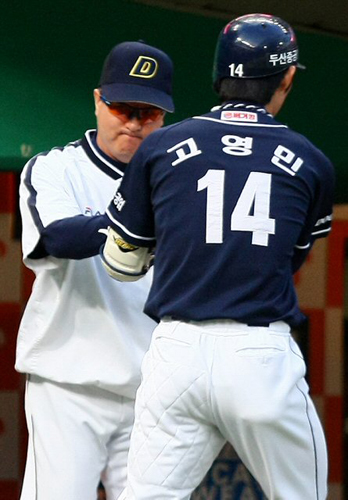 7일 인천 문학구장에서 열린 2009 프로야구 플레이오프 1차전 SK 와이번스와 두산 베이스의 경기에서 두산의 고영민이 1회초 1사 상황에서 선제 1점 홈런을 친 뒤 김경문 감독과 하이파이브를 하고 있다. 
