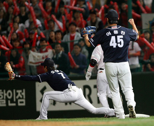 7일 오후 인천 문학구장에서 열린 2009프로야구 플레이오프 1차전 SK와 두산의 경기에서 9회말 1사 1루 상황에서 SK박재홍이 병살처리로 경기가 끝나자 마무리투수 이용찬이 환호하고 있다. 