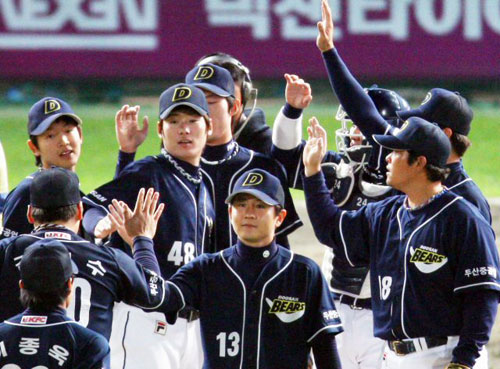  8일 인천 문학구장에서 열린 프로야구 플레이오프 2차전 SK 와이번스-두산 베어스의 경기에서 4대 1로 승리한 두산 선수들이 마운드에 모여 기쁨을 나누고 있다. 