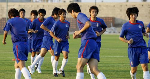 8일 오후(현지시간) 이집트 수에즈 마리나 연습경기장에서 한국 U-20 축구 대표팀 선수들이 훈련에 앞서 몸을 풀고 있다. 