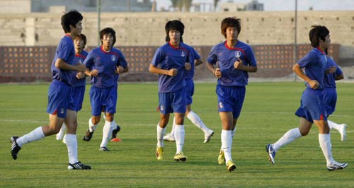 8일 오후(현지시간) 이집트 수에즈 마리나 연습경기장에서 한국 U-20 축구 대표팀 선수들이 훈련에 앞서 몸을 풀고 있다. 