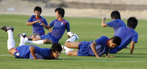 8일 오후(현지시간) 이집트 수에즈 마리나 연습경기장에서 한국 U-20 축구 대표팀 선수들이 훈련에 앞서 몸을 풀고 있다. 