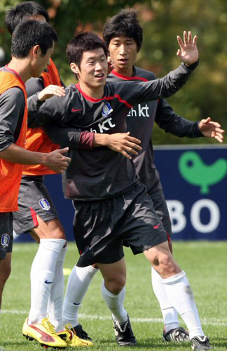세네갈과 친선경기를 앞두고 소집된 축구국가대표팀 해외파 선수들이 9일 오전 파주 NFC에서 훈련을 하고 있다 