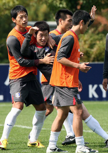 세네갈과 친선경기를 앞두고 소집된 축구국가대표팀 해외파 선수들이 9일 오전 파주 NFC에서 훈련을 하고 있다. 