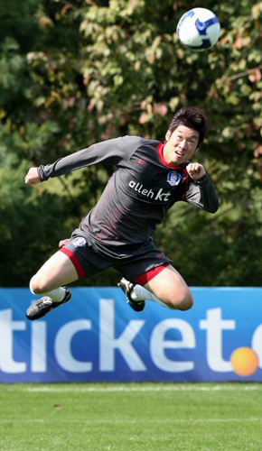세네갈과 친선경기를 앞두고 9일 오전 파주 NFC에서 열린 축구국가대표팀 해외파 훈련에서 박지성이 헤딩 연습을 하고 있다. 