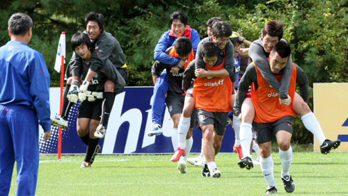 9일 오전 파주 NFC에서 열린 축구국가대표팀 해외파 선수 훈련에서 미니게임에서 패한 선수들이 벌칙으로 이긴 선수들을 업고 달리고 있다. 
