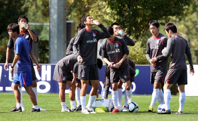 세네갈과 친선경기를 앞두고 9일 오전 파주 NFC에서 열린 축구국가대표팀 해외파 훈련에서 선수들이 목을 축이고 있다. 