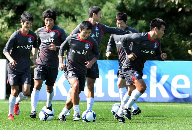 세네갈과 친선경기를 앞두고 소집된 축구국가대표팀 해외파 선수들이 9일 오전 파주 NFC에서 가볍게 몸을 풀고 있다. 