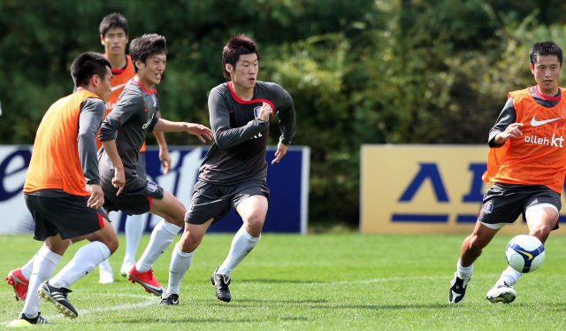 세네갈과 친선경기를 앞두고 소집된 축구국가대표팀 해외파 선수들이 9일 오전 파주 NFC에서 훈련을 하고 있다. 