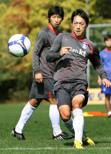 세네갈과 친선경기를 앞두고 소집된 박지성 등 축구국가대표팀 해외파 선수들이 9일 오전 파주 NFC에서 가볍게 몸을 풀고 있다. 