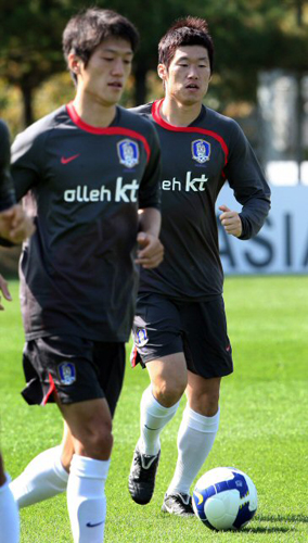 세네갈과 친선경기를 앞두고 소집된 박지성 등 축구국가대표팀 해외파 선수들이 9일 오전 파주 NFC에서 가볍게 몸을 풀고 있다. 