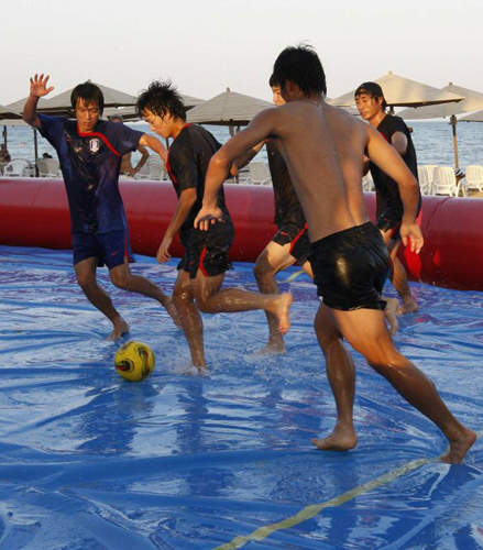 U-20 축구대표팀 홍명보 감독과 선수들이 귀국을 하루 앞둔 10일 오후(현지시각) 이집트 수에즈 스탈레 디 마레 숙소 해변에 마련된 미니 풀에서 축구를 하며 여가를 보내고 있다. 